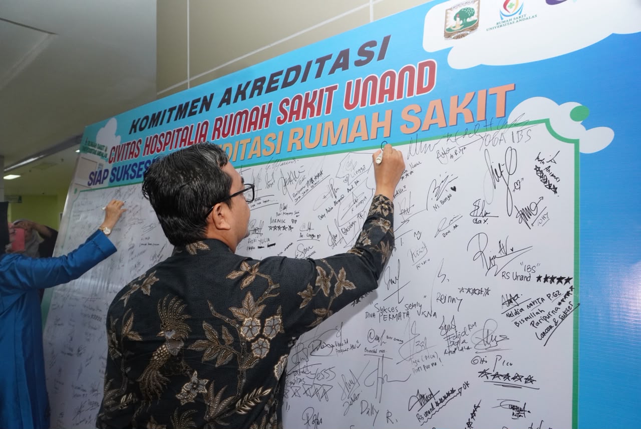 Dukung RS UNAND Hadapi Akreditasi, Rektor UNAND bersama Jajaran Dewan Pengawas Tanda Tangani Komitmen Akreditasi